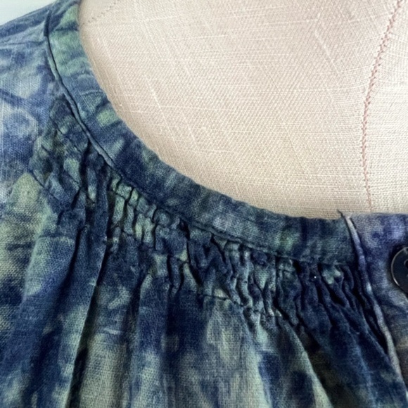 Cabi Woodstock Tie Dye Effect Oversized Babydoll Top in Blue and Green. - Picture 9 of 11